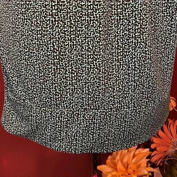 Beautiful New York & Company Women’s Medium Stretch Blouse - Picture 3 of 9